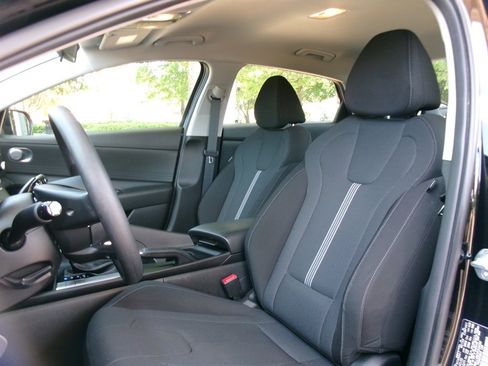 Used 2023 Hyundai Elantra SE FWD image 14