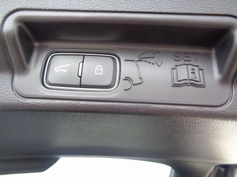 Used 2022 Ford Explorer XLT image 23