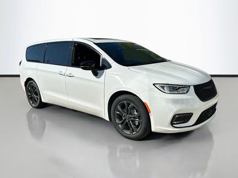 New 2026 Chrysler Pacifica Select image 3