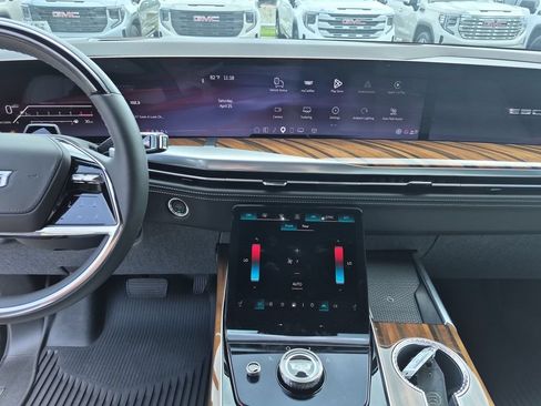 Certified 2026 Cadillac Escalade Platinum Sport w/ LPO, Floor Liner Package AWD/4WD image 30