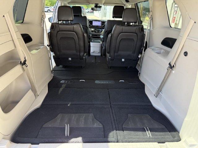 Used 2024 Chrysler Pacifica Touring-L FWD image 18