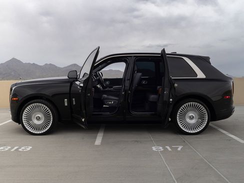 Used 2021 Rolls-Royce Cullinan image 12