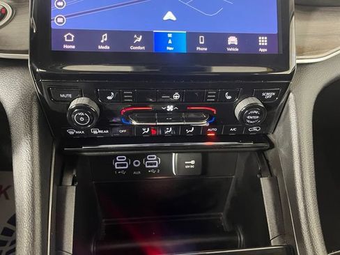 Used 2024 Jeep Grand Cherokee Limited AWD/4WD image 35