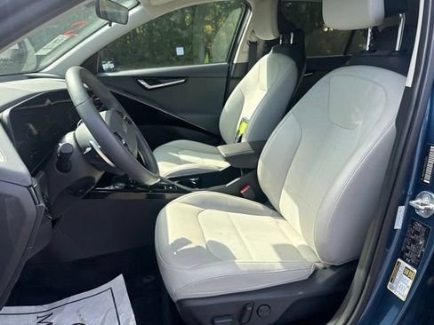 Used 2024 Kia Niro EX Touring FWD image 12