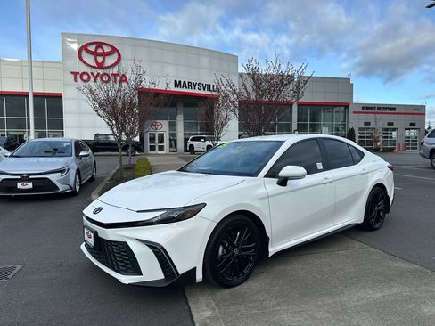 Certified 2025 Toyota Camry SE image 1