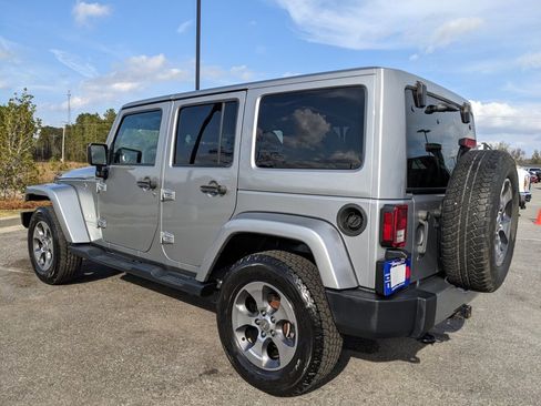 Used 2017 Jeep Wrangler Unlimited Sahara w/ Connectivity Group image 13
