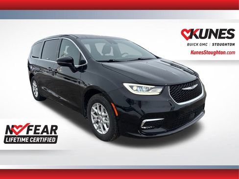 Used 2025 Chrysler Pacifica Select image 1