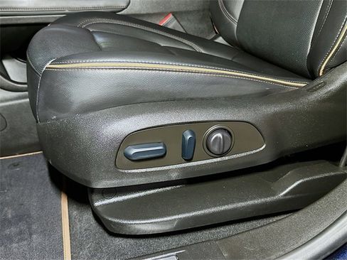 Used 2022 GMC Acadia AT4 w/ Technology Package image 16