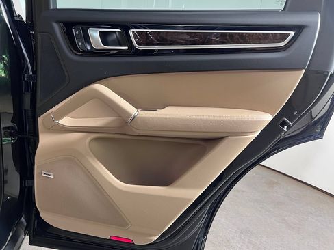Certified 2023 Porsche Cayenne Platinum Edition AWD/4WD image 27