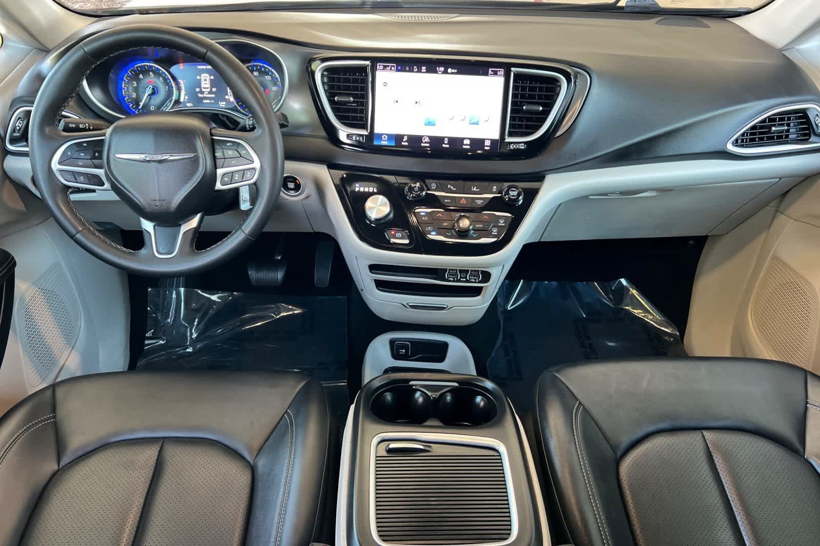 Used 2024 Chrysler Pacifica Touring-L FWD image 3