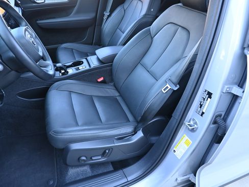 Used 2025 Volvo XC40 B5 Core image 17