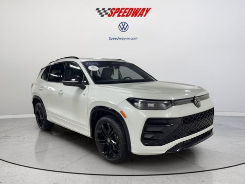 Certified 2025 Volkswagen Tiguan SE R-Line AWD/4WD image 2