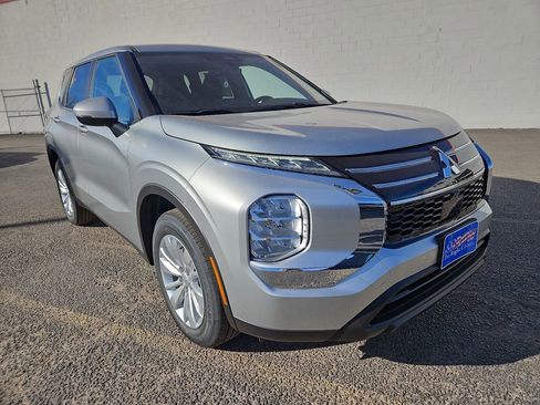 New 2026 Mitsubishi Outlander ES image 2
