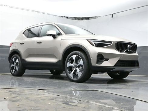 New 2024 Volvo XC40 B5 Plus w/ Protection Package Premier image 31