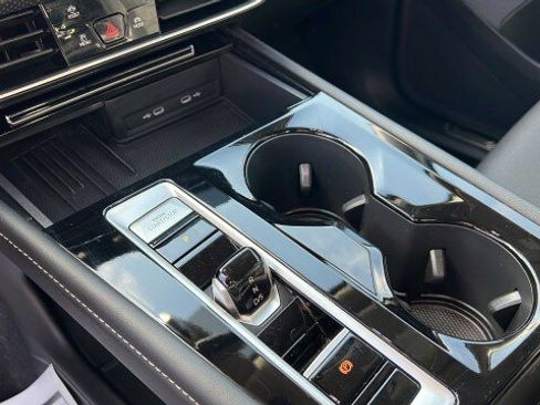 Used 2025 Volkswagen Atlas SE image 24