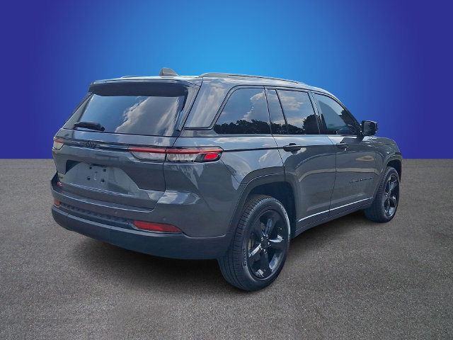 Used 2023 Jeep Grand Cherokee Altitude AWD/4WD image 4