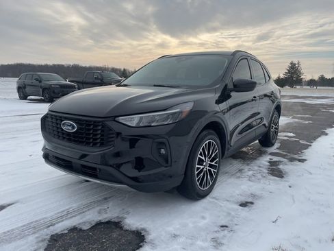 Used 2023 Ford Escape SE w/ Class II Trailer Tow Package image 7