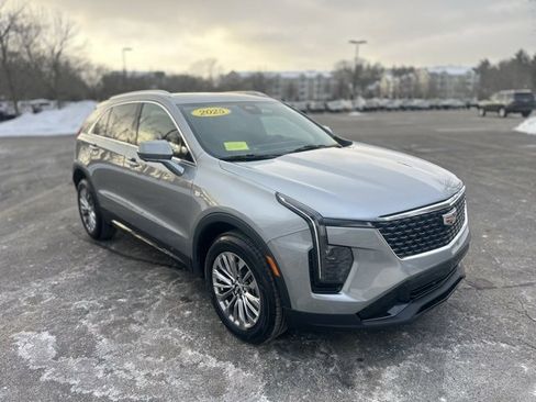 Used 2025 Cadillac XT4 Premium Luxury image 3