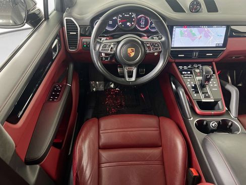 Used 2020 Porsche Cayenne Turbo image 22