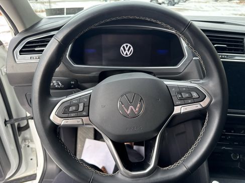 Used 2022 Volkswagen Tiguan SE image 16