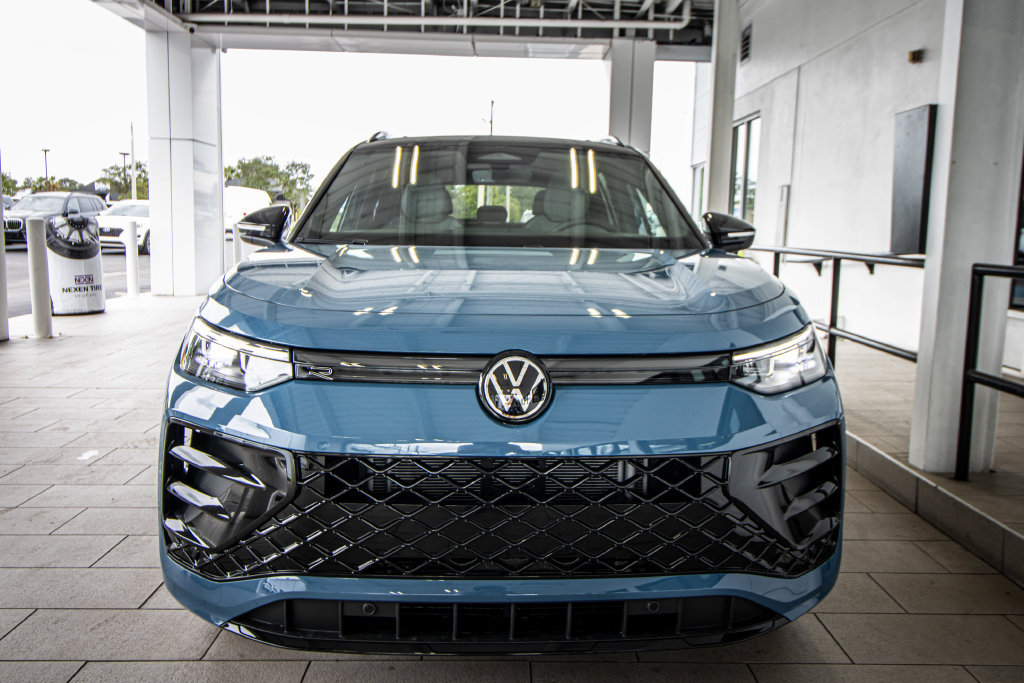 New 2026 Volkswagen Tiguan SE R-Line FWD image 9