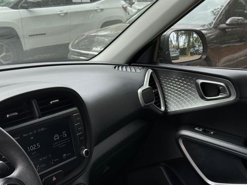 Used 2025 Kia Soul LX w/ LX Technology Package FWD image 32