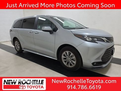 Used 2025 Toyota Sienna XLE FWD image 1