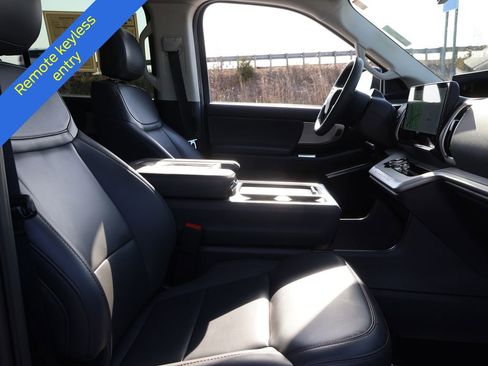 Certified 2025 Ford Expedition Active AWD/4WD image 9
