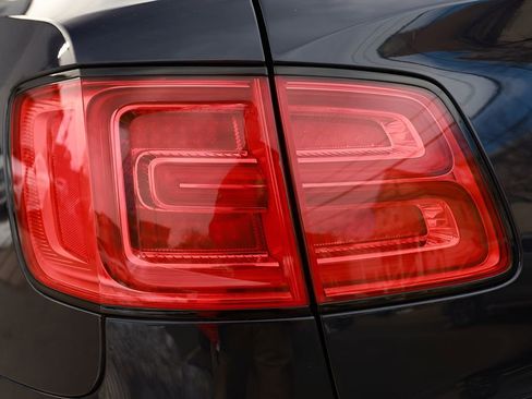 Used 2020 Bentley Bentayga Design Series AWD/4WD image 33