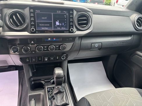 Used 2022 Toyota Tacoma TRD Off-Road w/ Technology Package AWD/4WD image 17