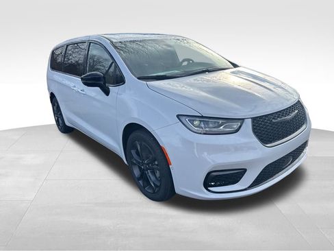 New 2026 Chrysler Pacifica Select image 8