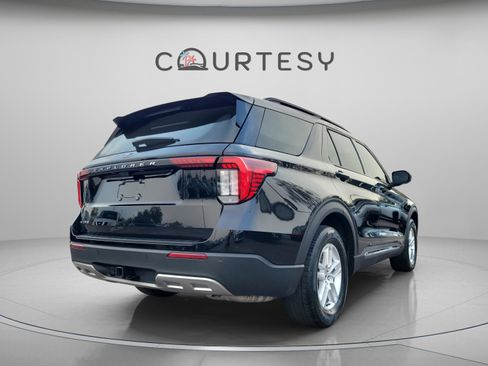 Used 2025 Ford Explorer Active w/ Active Comfort Package image 4