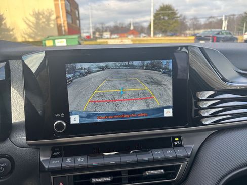 Used 2025 Toyota Camry SE image 17