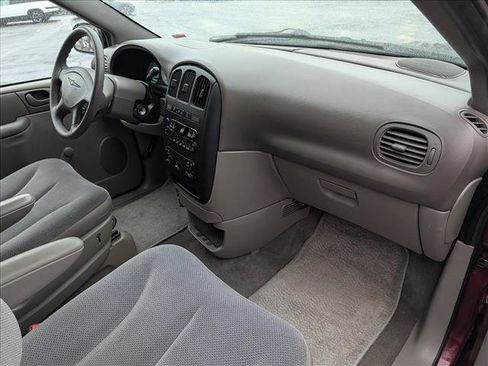 Used 2002 Chrysler Voyager eC image 12