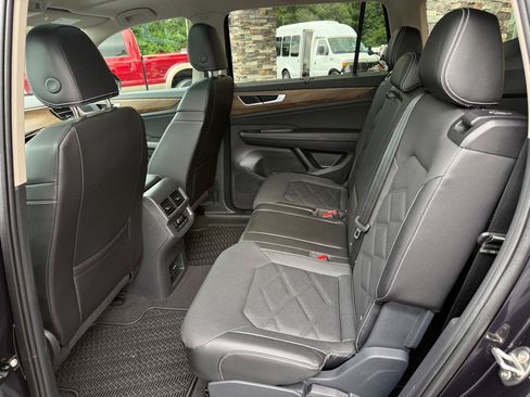 Used 2024 Volkswagen Atlas SE w/ Panoramic Sunroof Package FWD image 12