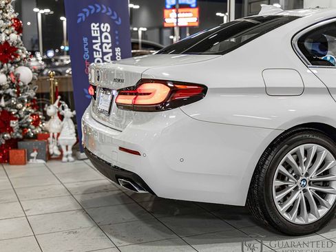Used 2022 BMW 530i xDrive w/ Premium Package image 13
