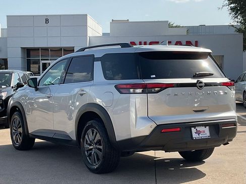 Used 2025 Nissan Pathfinder SV FWD image 6