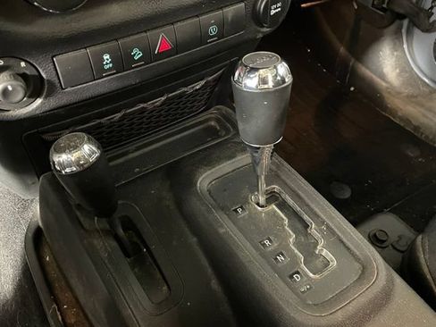 Used 2015 Jeep Wrangler Unlimited Rubicon w/ Connectivity Group AWD/4WD image 10