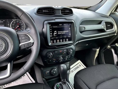 Used 2023 Jeep Renegade Latitude AWD/4WD image 9
