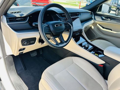 Used 2023 Jeep Grand Cherokee Limited AWD/4WD image 17
