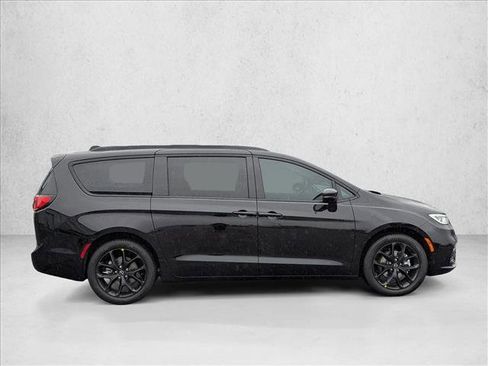 New 2026 Chrysler Pacifica Select image 4