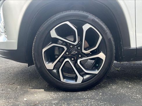 Used 2025 Chevrolet Trax RS w/ Sunroof Package FWD image 9