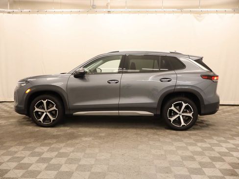 Used 2025 Volkswagen Tiguan SE w/ Panoramic Sunroof Package AWD/4WD image 2