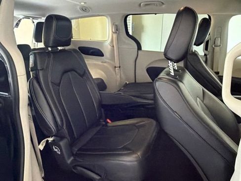 Used 2023 Chrysler Pacifica Touring-L FWD image 25
