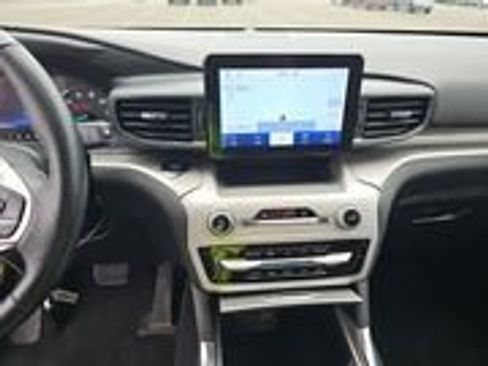 Used 2023 Ford Explorer XLT w/ Equipment Group 202A image 7