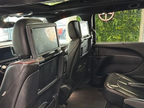 Used 2019 Chrysler Pacifica Limited FWD image 28