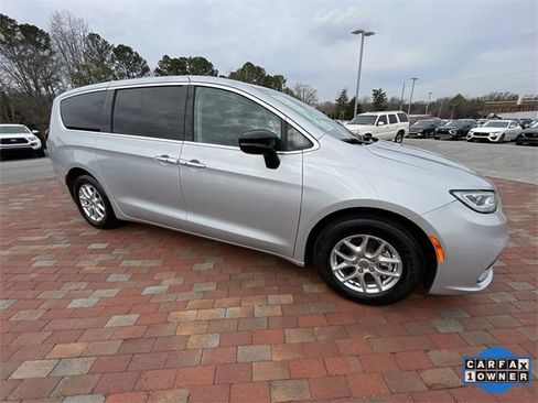 Used 2024 Chrysler Pacifica Touring-L image 37
