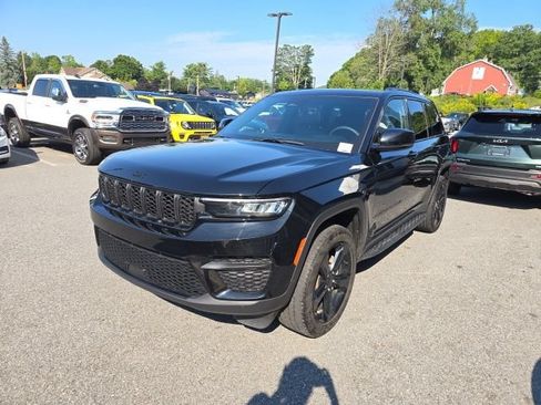 Certified 2025 Jeep Grand Cherokee Altitude AWD/4WD image 3