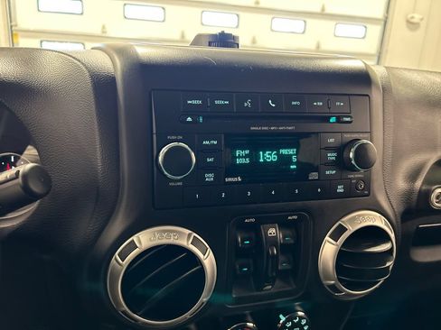 Used 2018 Jeep Wrangler Unlimited Sahara w/ Connectivity Group AWD/4WD image 21