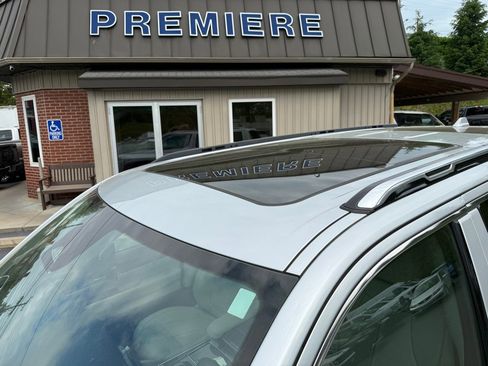 Used 2022 Jeep Wagoneer Series III w/ Premium Group I AWD/4WD image 12